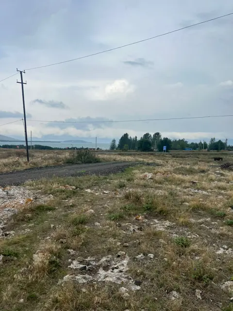 Подъездная дорога, вдали озеро и полуостров
